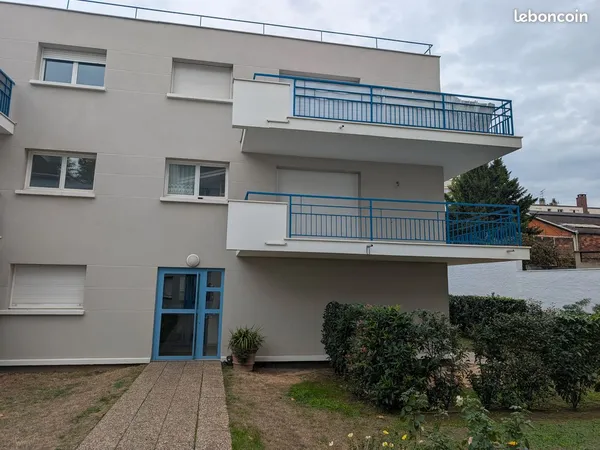 T2 46 m² + très grand balcon - Face gare RER Le Bourget - 890 CC