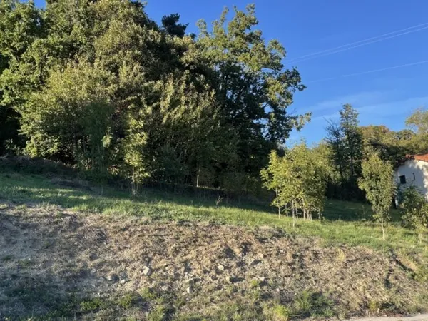 Terrain 684 m²
