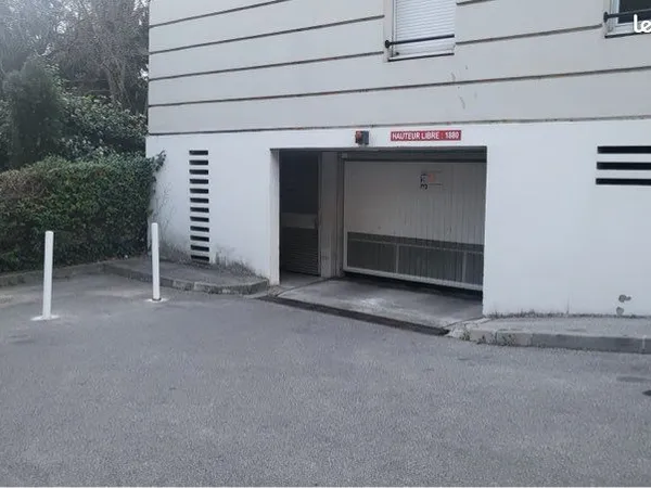 Grand Parking Box fermé et sécurisé 18m2