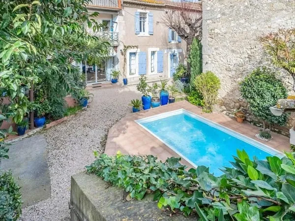 Demeure de caractère avec piscine, dépendances et volumes spectaculaires 15' de Béziers