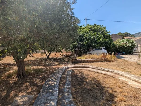 Terrain 372 m²