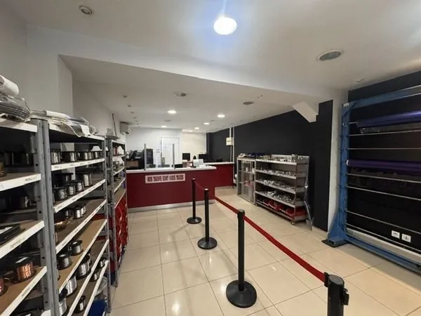 Loue boutique - 194 m² - 2 pièces - Paris