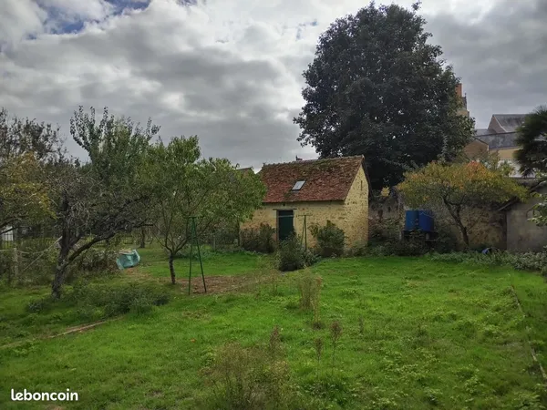 Terrain potager avec bâtiment en pierre