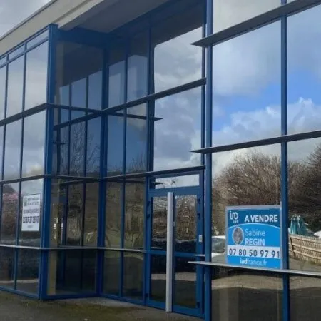 Commerce 596 m²