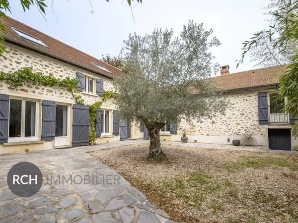 Charmante maison en pierre entièrement rénovée sur un joli jardin plat avec piscine