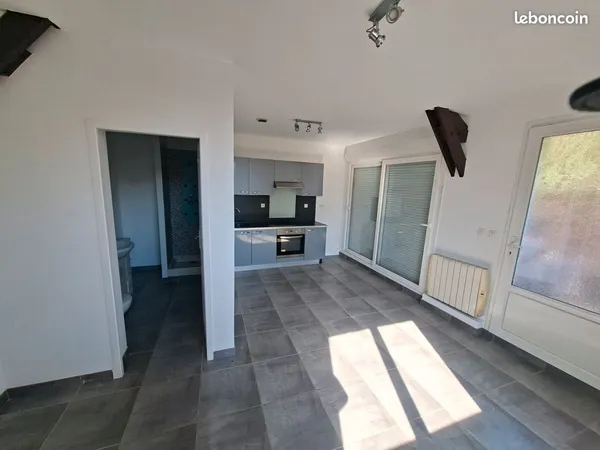 Appartement type maisonnette - Vrai RDC - 25 m² - Entièrement refait à neuf - Grande baie vitrée - 2