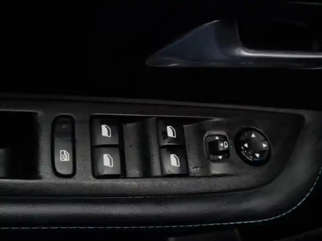 Peugeot 208 e- 136ch allure pack — photo 11