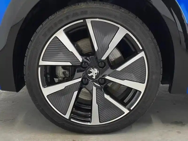 Peugeot 208 e- 136ch gt — photo 6