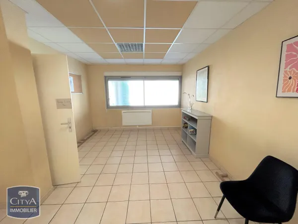 Local professionnel 4 pièces 166 m²