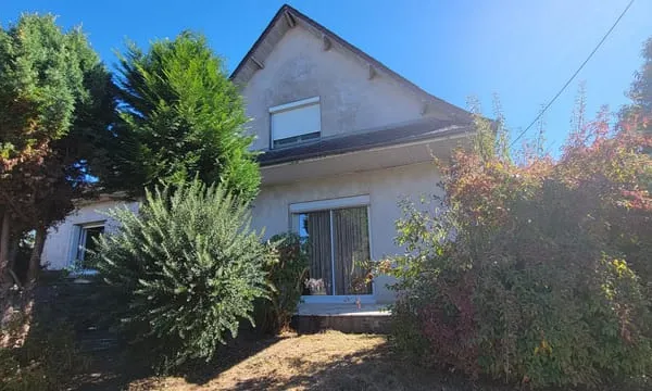 Maison familiale avec beau terrain de 3 788 m2