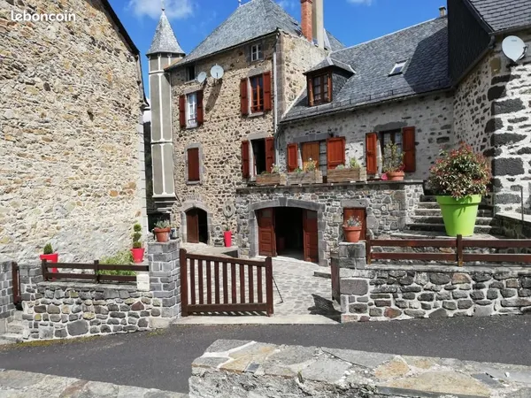 Maison de maitre en deux parties, dont un gîte trés bien classé