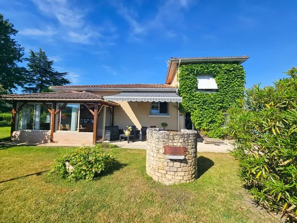 Saint-Philippe-du-Seignal : Maison familiale avec piscine sur parc arboré