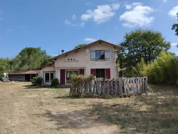 Au coeur d'Escource, belle opportunité pour cette maison des années 60 à rénover.