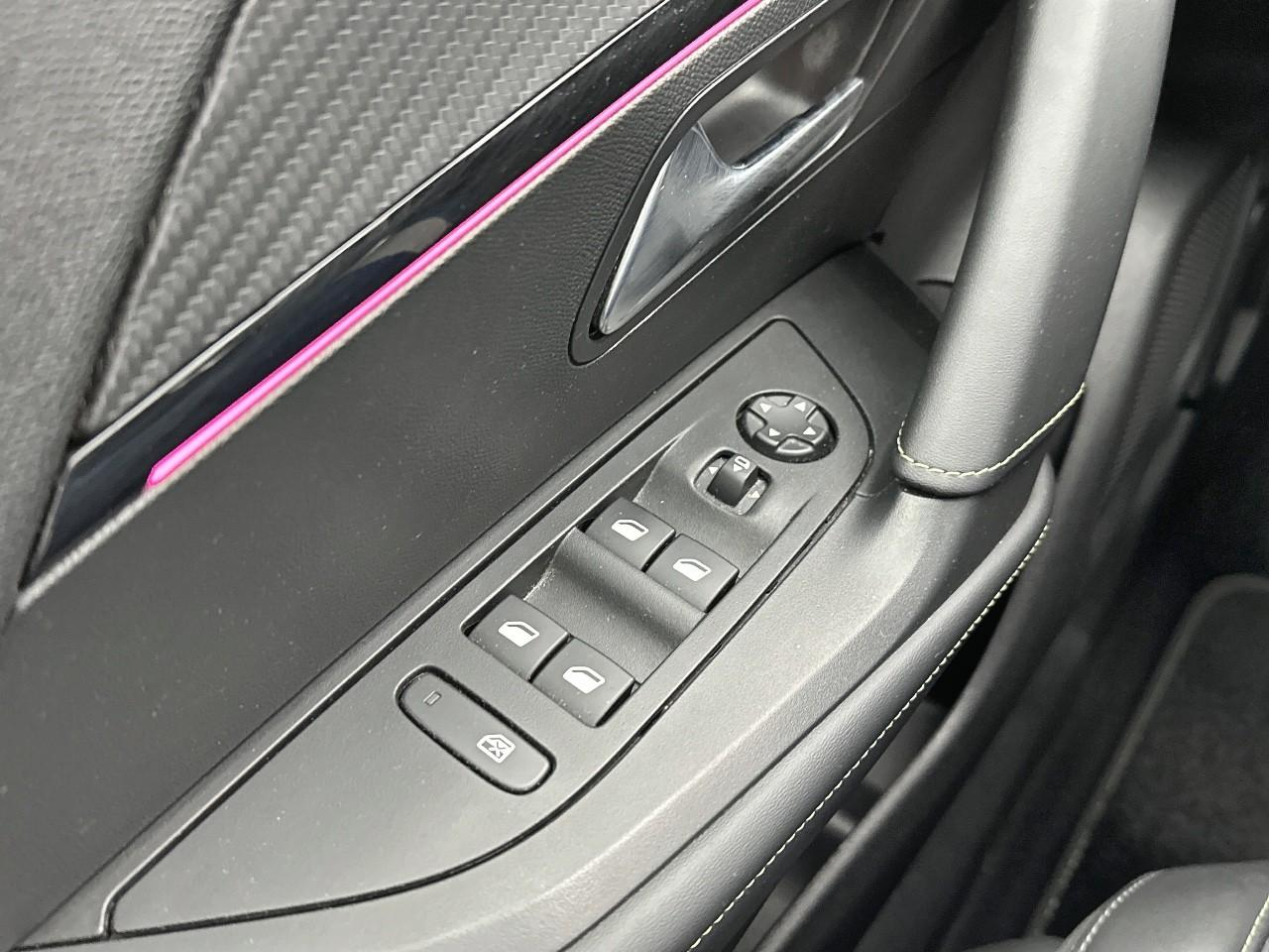 Peugeot 2008 puretech 130 s&s eat8 gt pack — photo 16