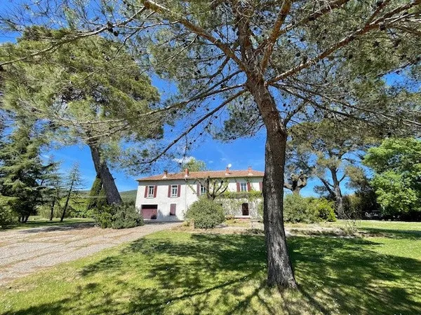 BAGARD - BATISSE EN R+1 - 316 m2 - DEPENDANCES - GARAGE - TE