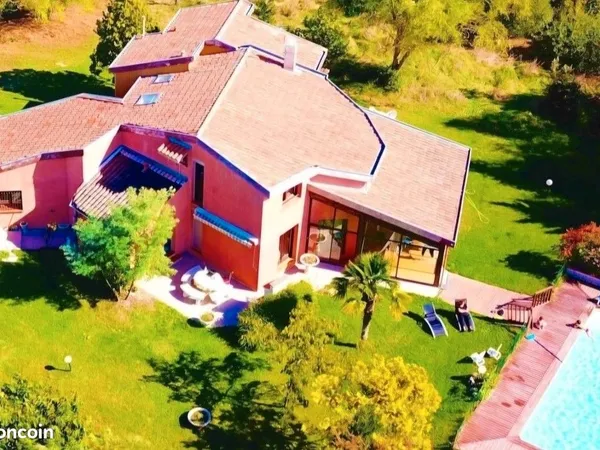 Maison 250m². 8 pièces. Jardin 2700m². Vue Pyrénées