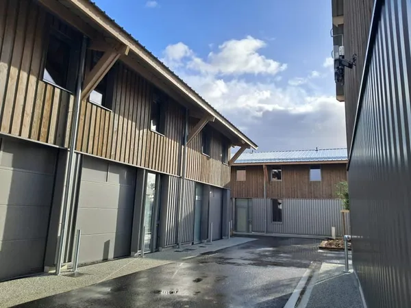 À LOUER - MAISONS ARTISANALES / ATELIERS - LE HAILLAN CINQ CHEMINS