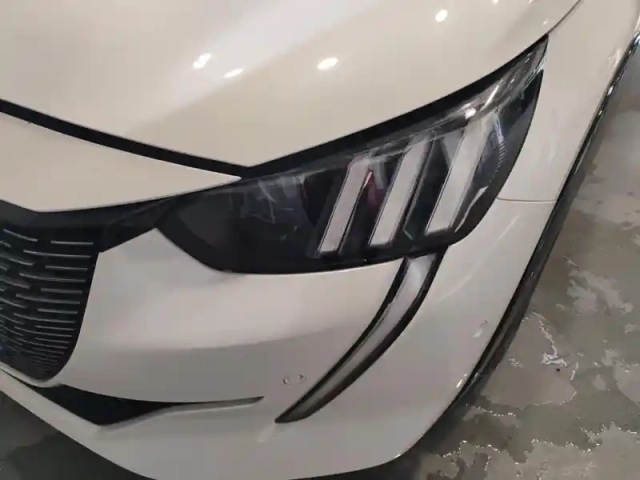 Peugeot 208 puretech 100 s&amp;s eat8 gt — photo 14