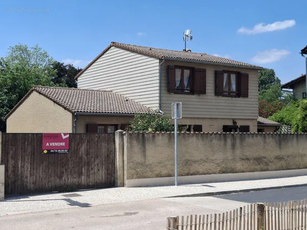 CLERIEUX 10 Minutes de ROMANS SUR ISERE Vaste pavillon de 6 chambres sur 790m2 de terrain clos et ar