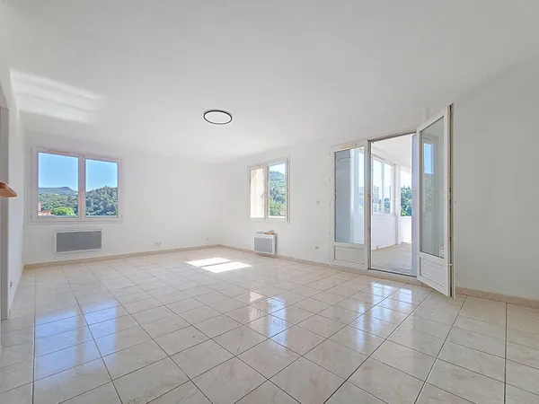 Appartement T4 lumineux avec terrasse - Dernier étage avec vue panoramique à Lamalou-les-Bains