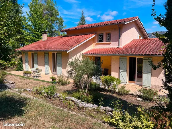 Maison individuelle 7 pièces 153 m2 avec jardin et garages