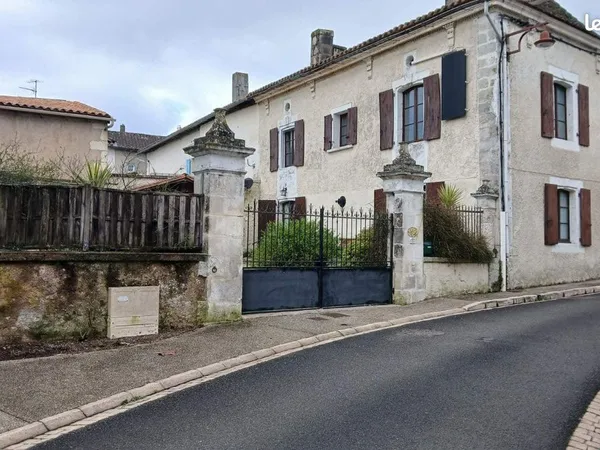 Maison authentique, 4 chambres, cours fermée