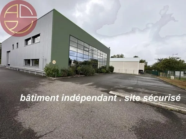 Local 1 pièce 960 m²