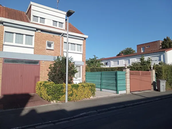 Située dans un quartier calme et agréable de Lys-Lez-Lannoy, la maison offre une surface importante,