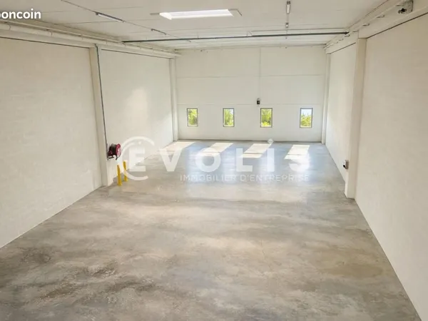 Local d'activité 976 m²