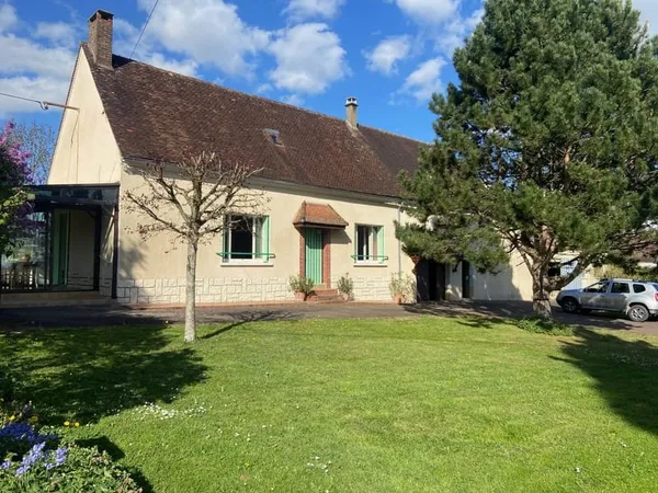 A TOUCY, cette jolie fermette avec potentiel, garage/atelier