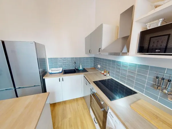 Chambre spacieuse de 21m2 au dernier étage