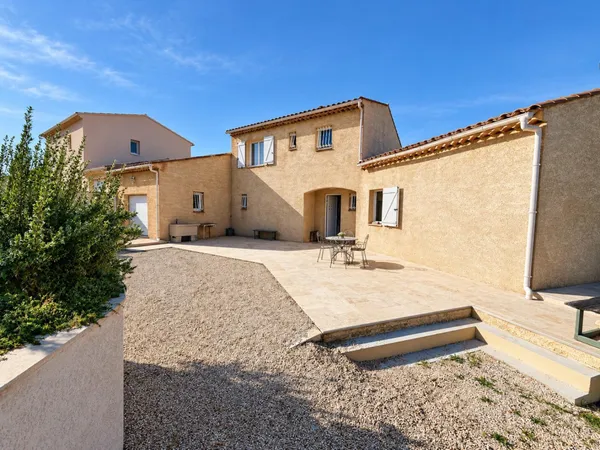 Vaste maison contemporaine avec vue dégagée