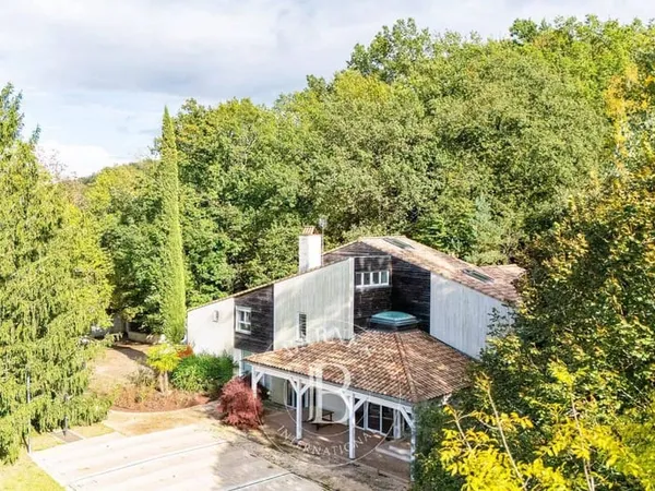 Maison 10 pièces 265 m²
