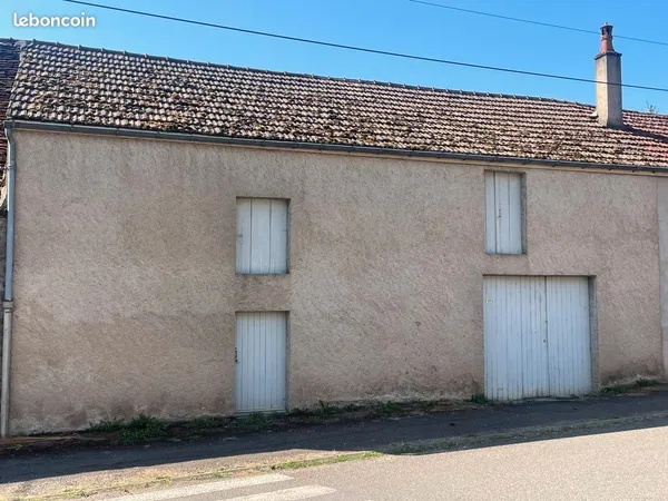 Ancienne maison transformée en atelier garage