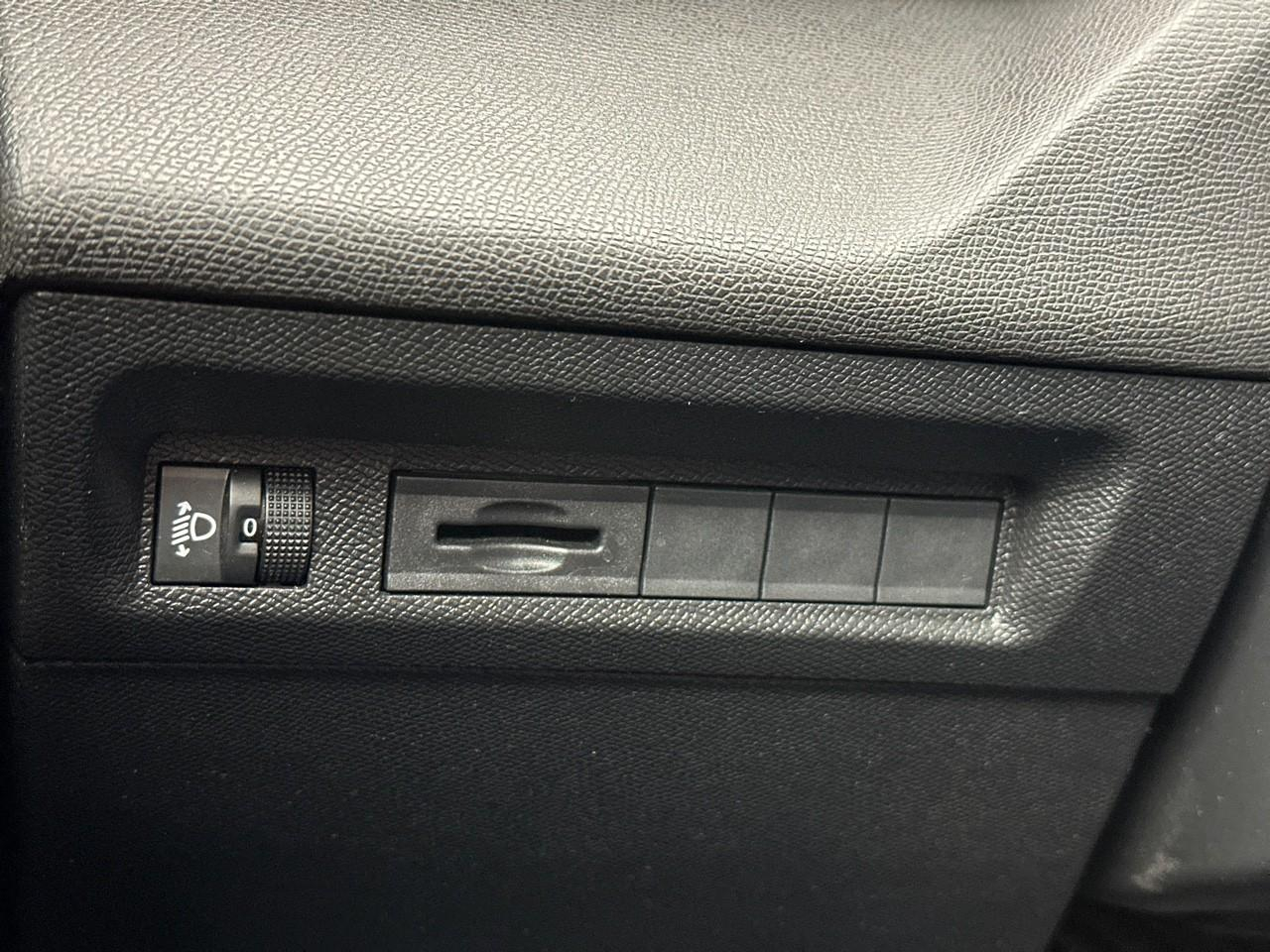 Peugeot 308 hybrid 145 e-dcs6 allure — photo 17