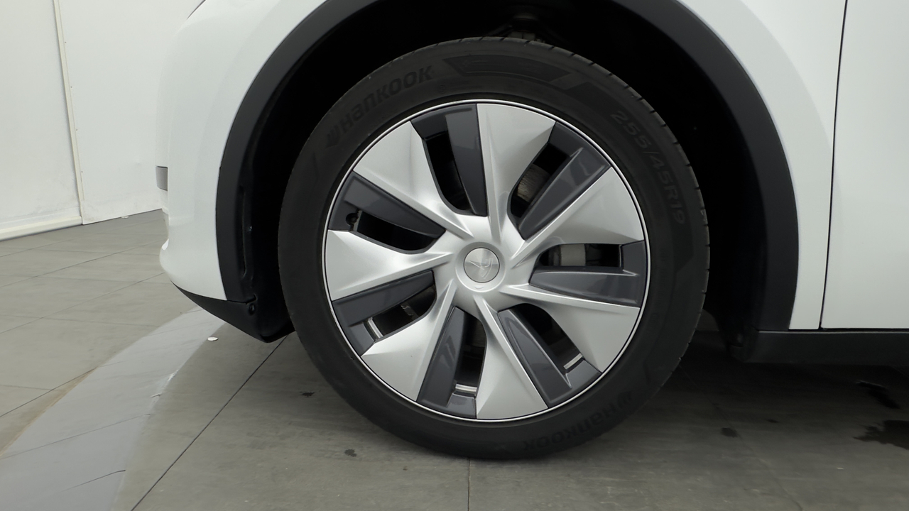 Tesla MODEL Y Standard RWD — photo 9