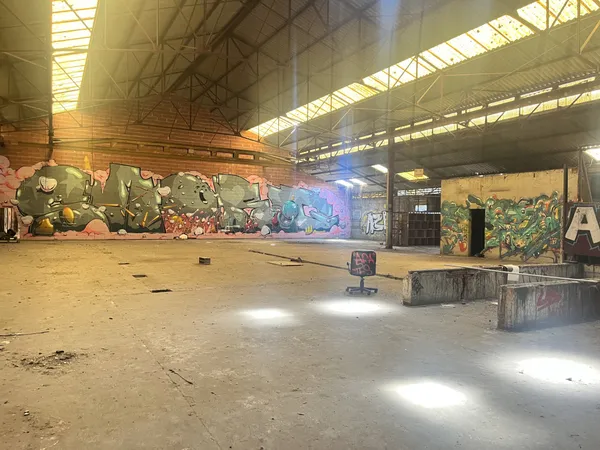 Entrepôt 1777m2 - SESQUIERES