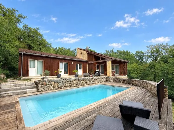 Maison en pierre et en bois à vendre, au milieu d'une forêt