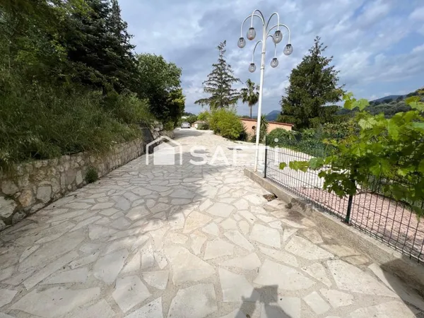 Magnifique propriété sur la commune de LA TRINITE : terrain arboré de 7.000m2 deux maisons surface h