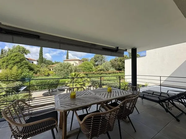 SAINT-RAPHAËL - VALESCURE / T3 AVEC TERRASSE, PISCINE ET GARAGE