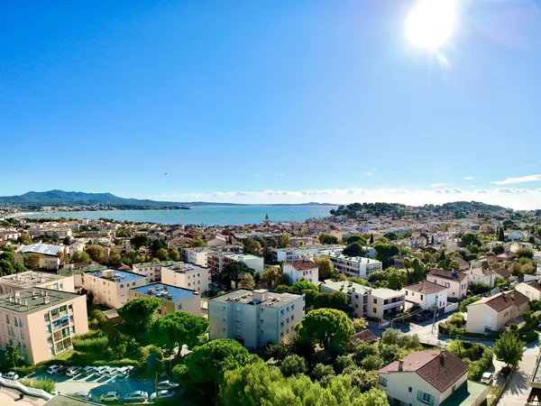 Sanary-sur-Mer - T2 traversant avec deux terrasses à Eden Roc