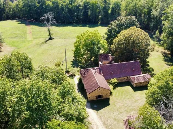 Maison de charme de plain-pied avec 2 roulottes, dépendances et plus de 4 hectares