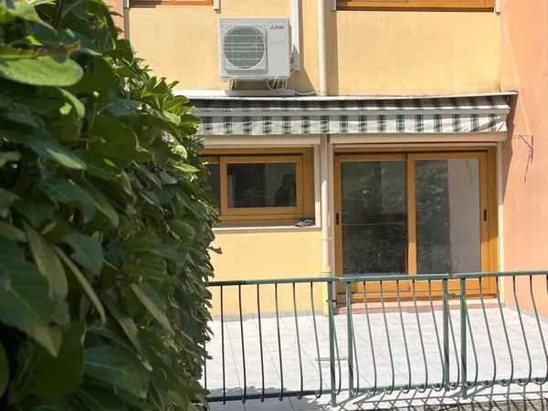 Maison mitoyenne T4 rénovée - 90 m² - Terrasse , jardin et vue sur la Chartreuse