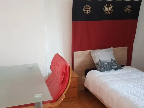 Chambre meublée