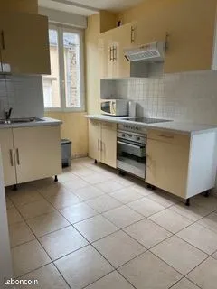 🏡 À louer - Appartement T3 meublé d'environ 50 m², situé au 1er étage d'un petit immeuble calme, sur