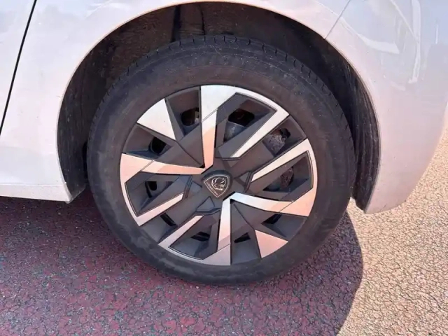 Peugeot 208 puretech 100 s&amp;s bvm6 — photo 13