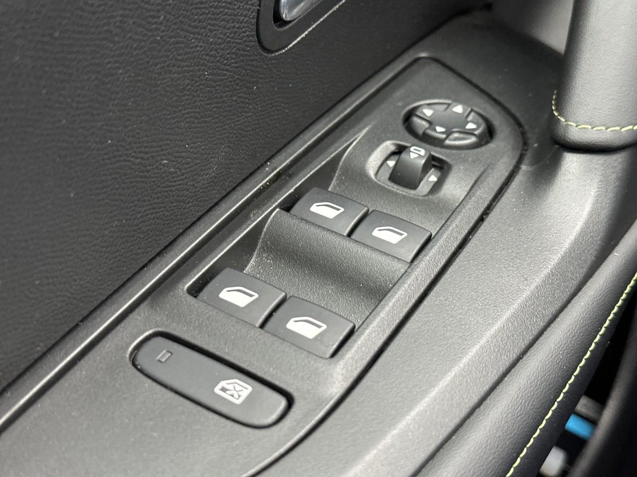 Peugeot 2008 hybrid 145 e-dcs6 gt — photo 16