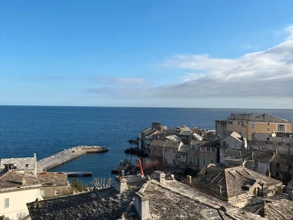 Duplex 85m2 vue exceptionnelle mer en plein coeur d Erbalunga