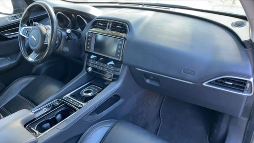 Jaguar F-Pace 2.0 D 180 AWD BVA8 - Portfolio – 2017 – 101417 km – Diesel – Boîte Automatique — photo 19
