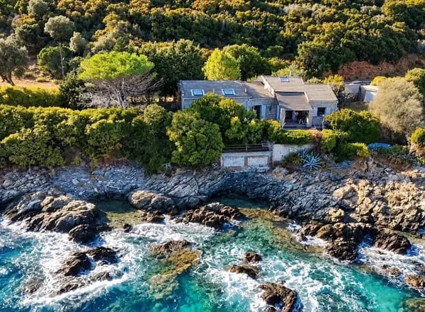SANTA SEVERA  LURI | Une propriété pieds dans l'eau, face à la Méditerranée